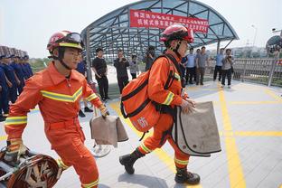 约基奇全明星后连续4场三双 且都是在三节比赛里完成的